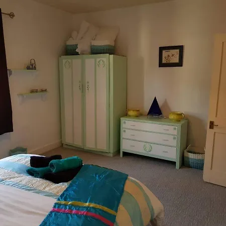 House - Sleeps 4 - Pets Ok - Parking - Garden