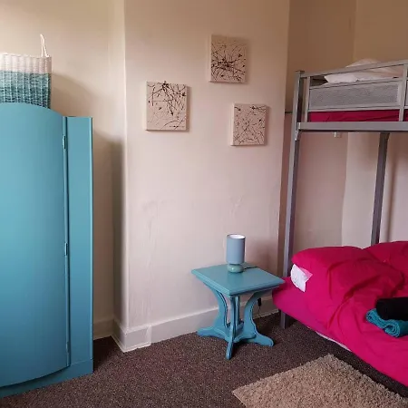 House - Sleeps 4 - Pets Ok - Parking - Garden בית נופש *