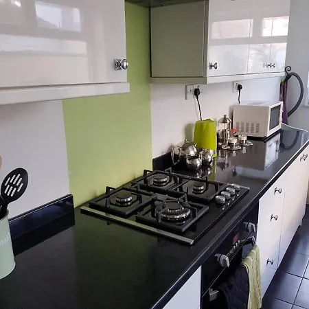 בית נופש House - Sleeps 4 - Pets Ok - Parking - Garden *