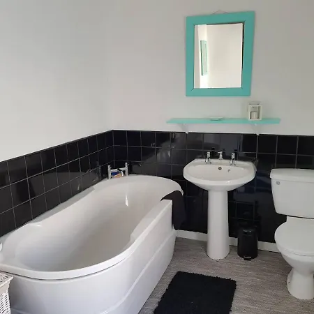 בית נופש House - Sleeps 4 - Pets Ok - Parking - Garden